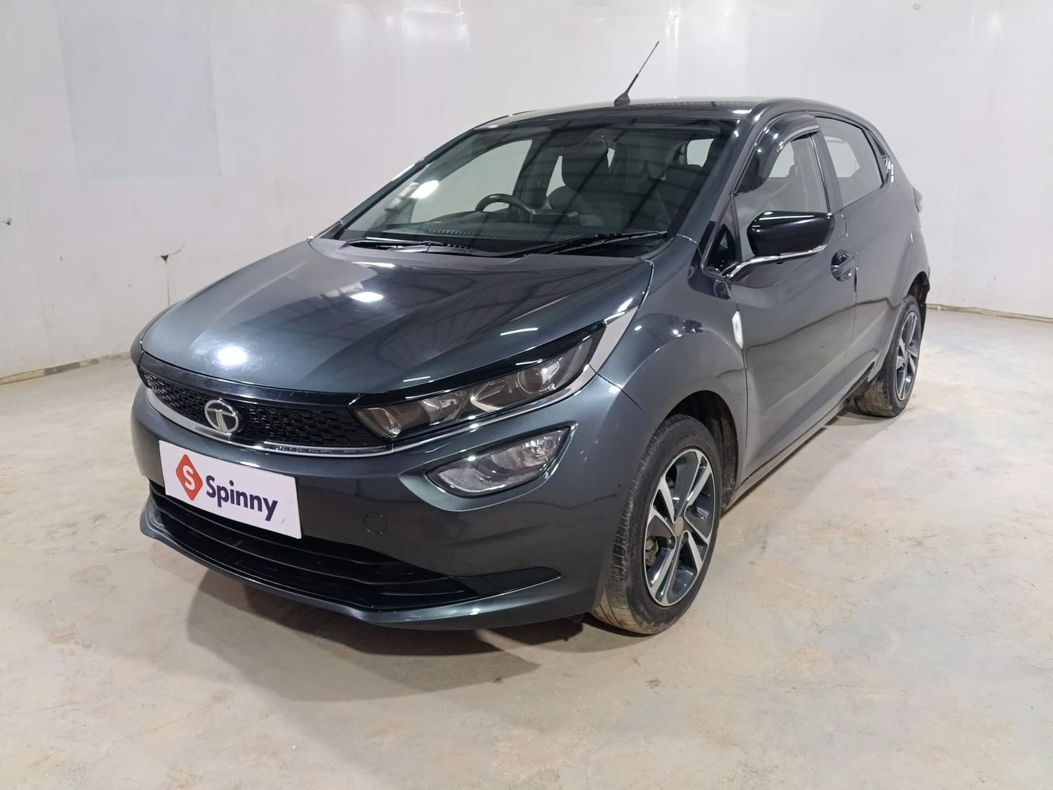 LEFT FRONT CORNER VIEW