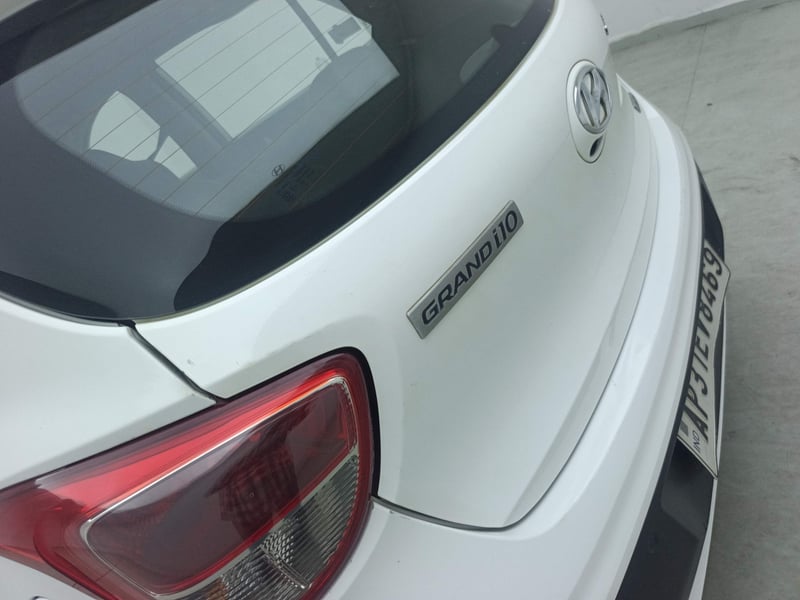 Used 2019 Hyundai Grand i10 Sportz AT 1.2 Kappa VTVT Petrol Automatic dents MINOR SCRATCH